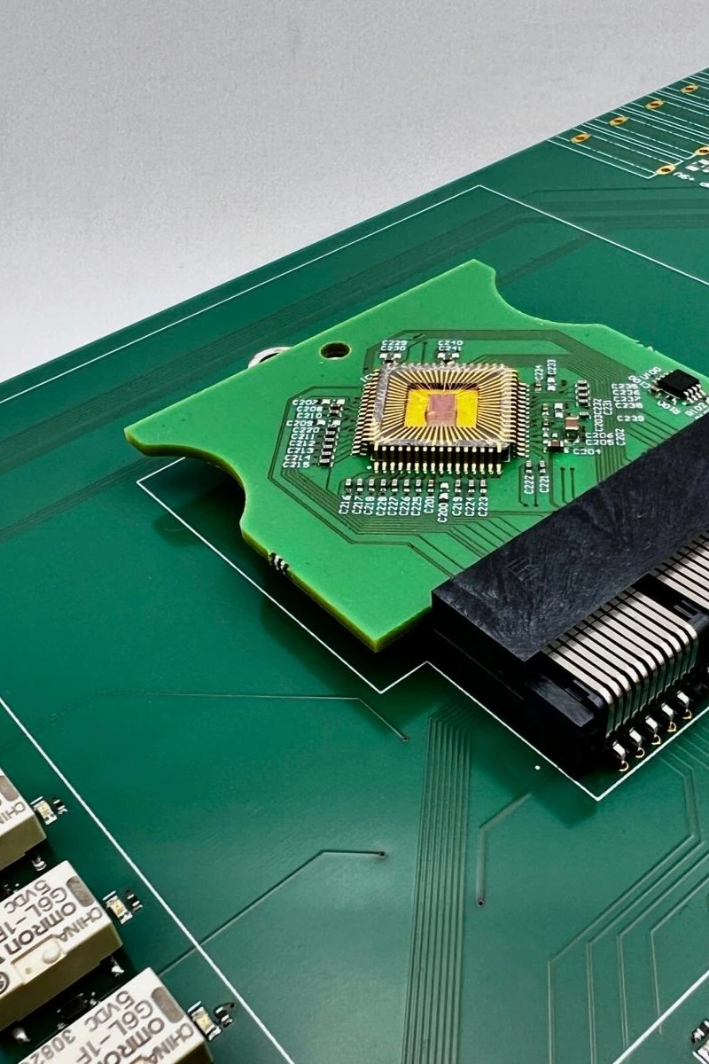 Detailansicht eines BGA-Bausteins auf einer Leiterplatte nach dem Rework