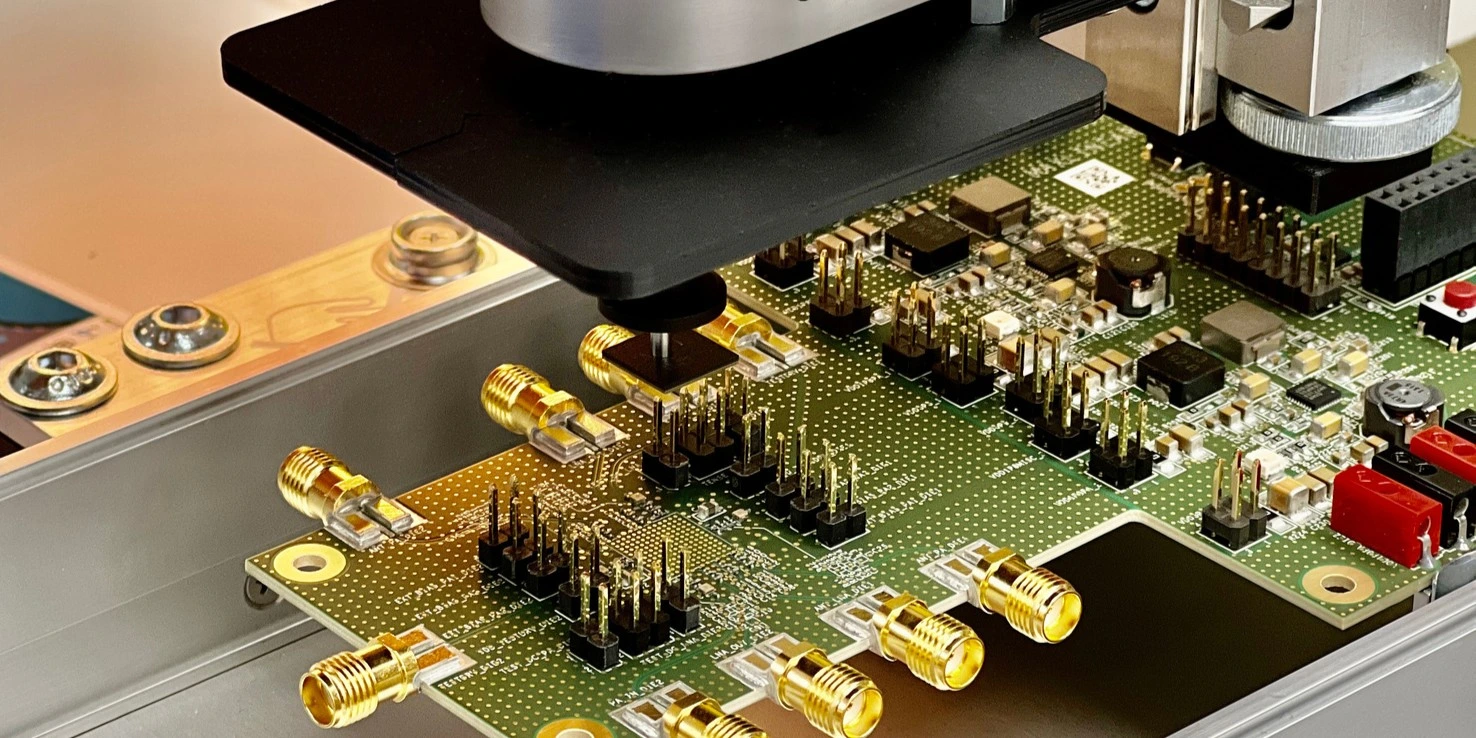 BGA-Rework an einer bestückten Leiterplatte mit professioneller Rework-Station