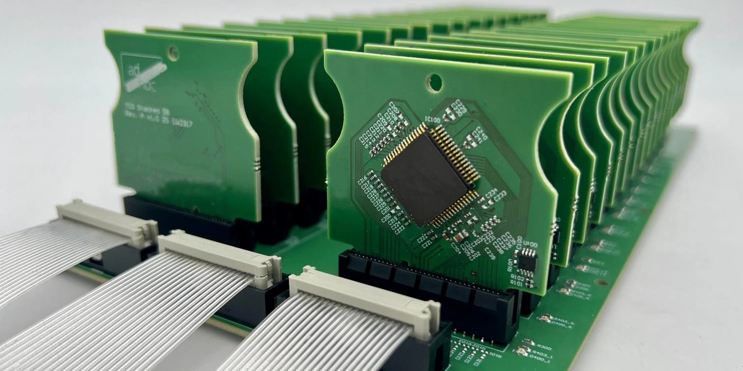 Mehrere Steckkarten mit elektronischen Leiterplatten und zentralen Chips auf einem Embedded-System-Entwicklungsboard