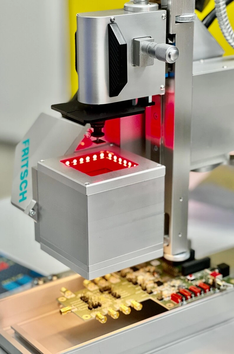 Optische Prüfung und Prototyping einer Leiterplatte für Embedded Systems und Microcontroller-Programmierung