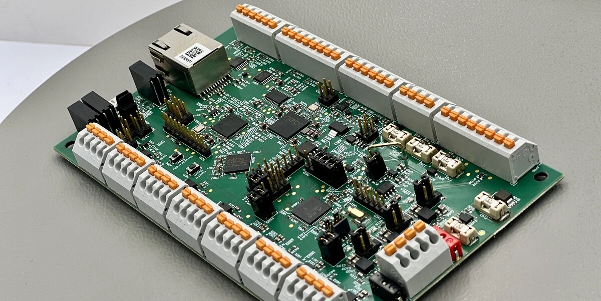 Leiterplatte eines Embedded Systems mit Microcontroller, I/O-Klemmen und Ethernet-Port für industrielle Steuerungs- und Microcontroller-Programmierung