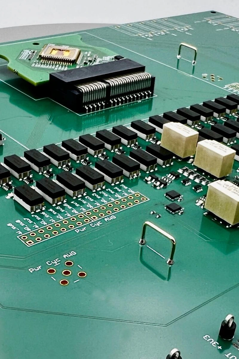 Elektronische Leiterplatte mit zentralem Chip auf einem Entwicklungsboard für FPGA- oder Embedded-System-Programmierung