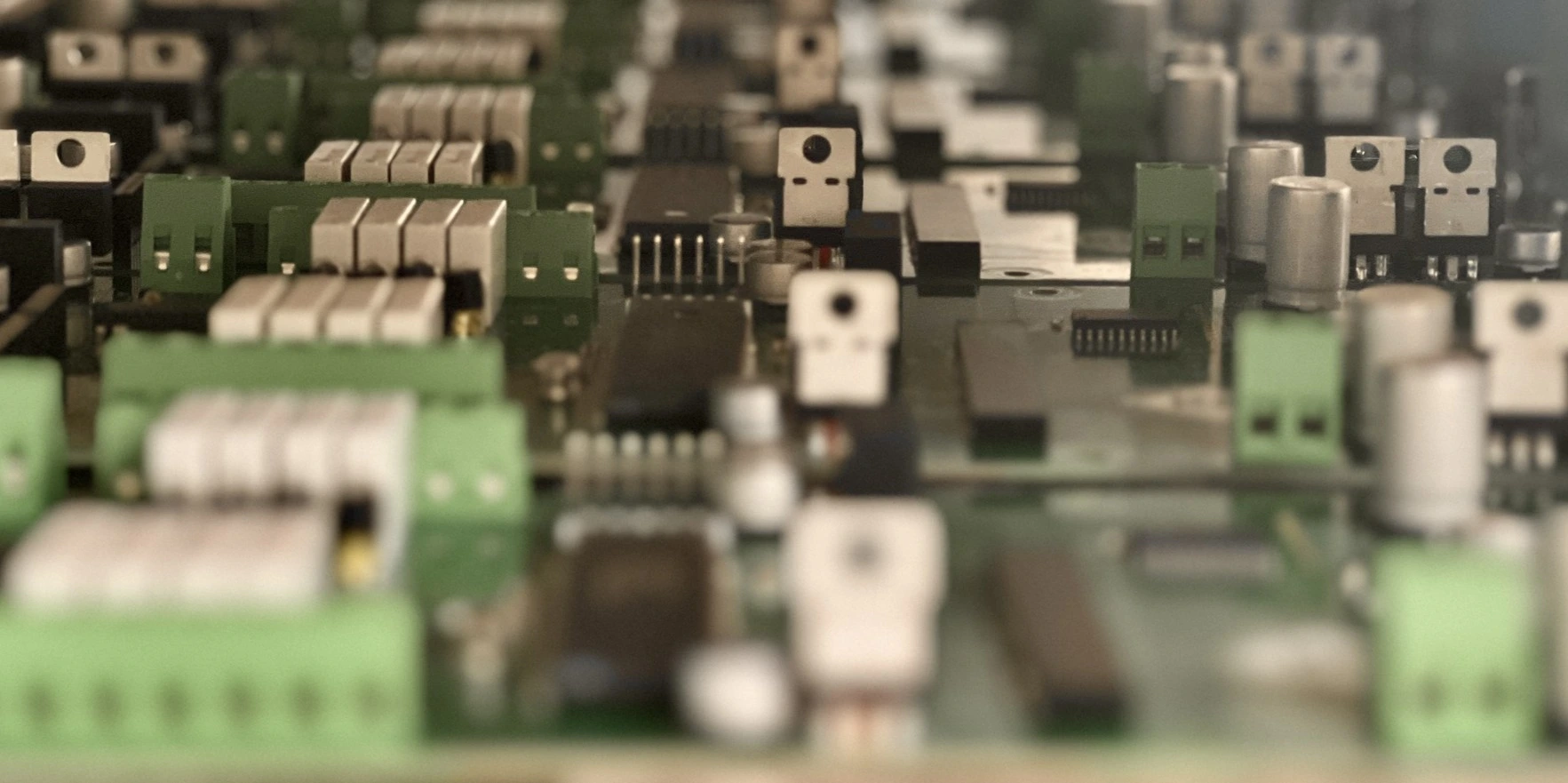 Detailaufnahme einer bestückten Leiterplatte mit elektronischen Bauteilen