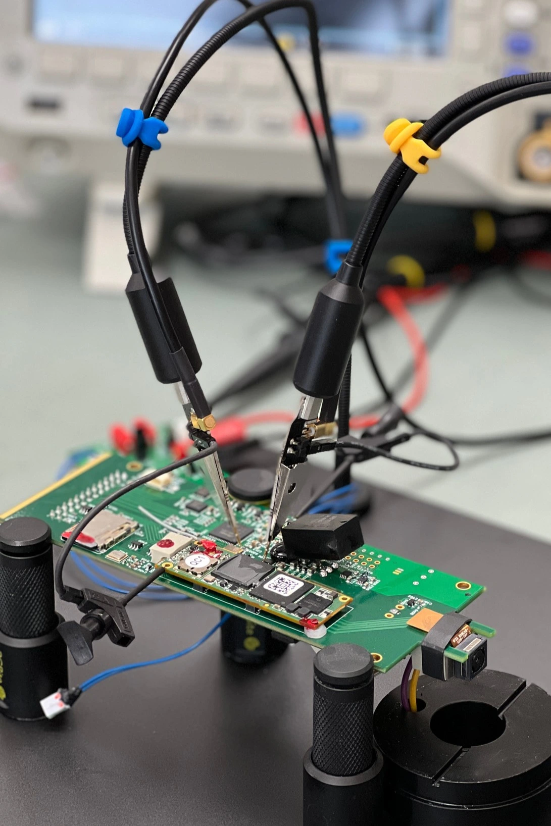 Prüfung einer elektronischen Schaltung mit Messspitzen auf einer Leiterplatte